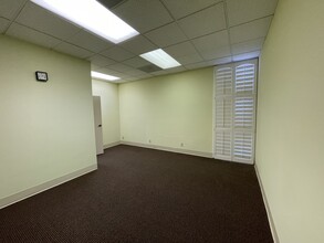 1245 W 6th St, Corona, CA à louer Photo intérieure– Image 1 sur 1