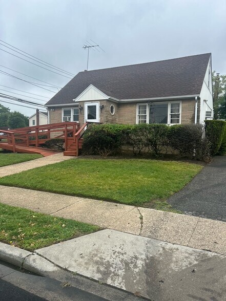 1173 Bellmore Rd, North Bellmore, NY à vendre - Photo de l’immeuble – Image 2 sur 4