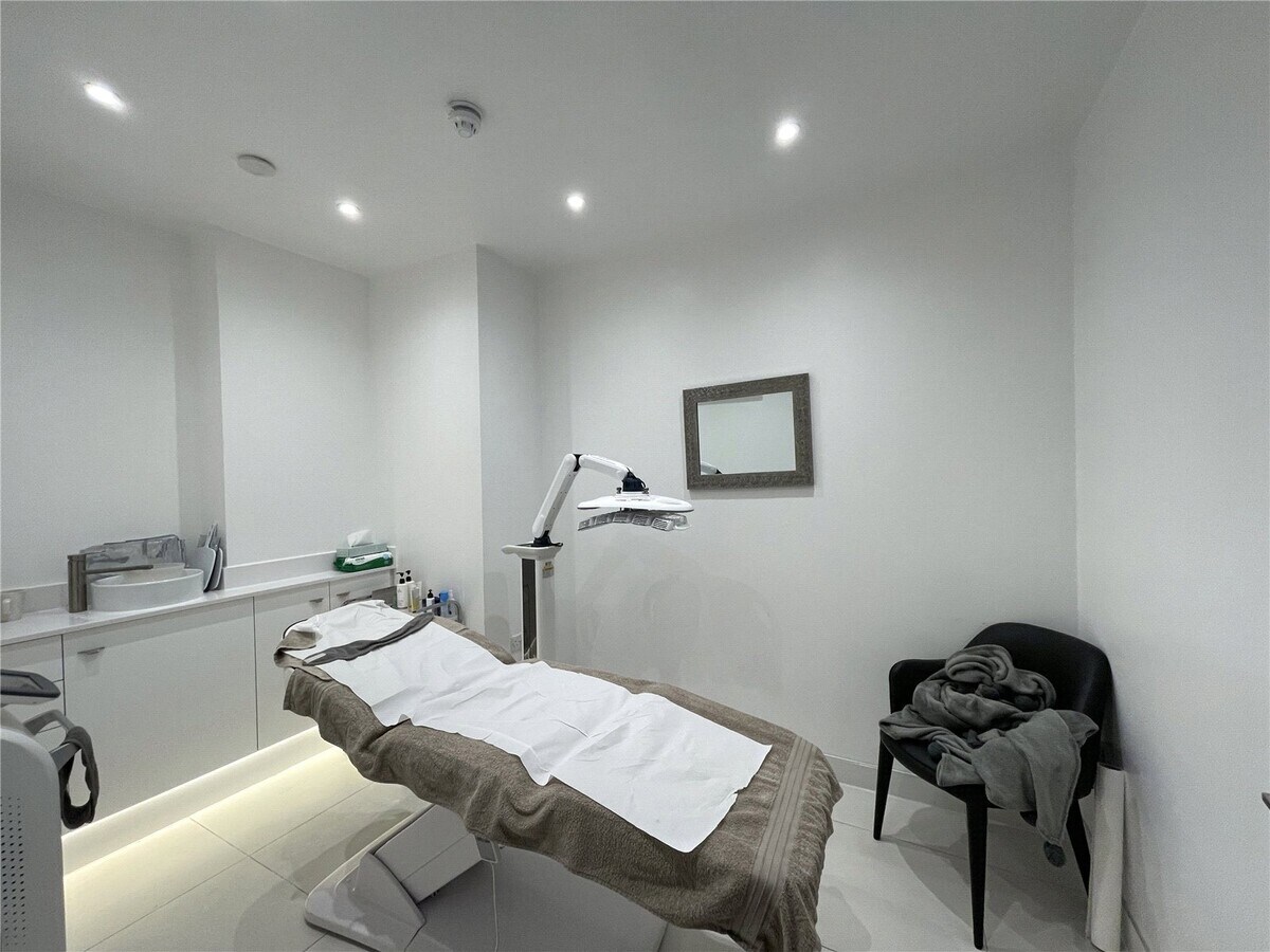 73 Victoria Av, Southend-On-Sea, ESS SS2 6FP - Lot 3 - - Photo intérieure - Image 2 of 4