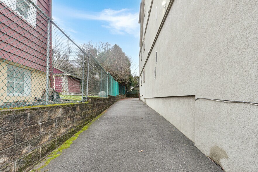 1086 Forest Ave, Staten Island, NY à louer - Photo de l’immeuble – Image 3 sur 27