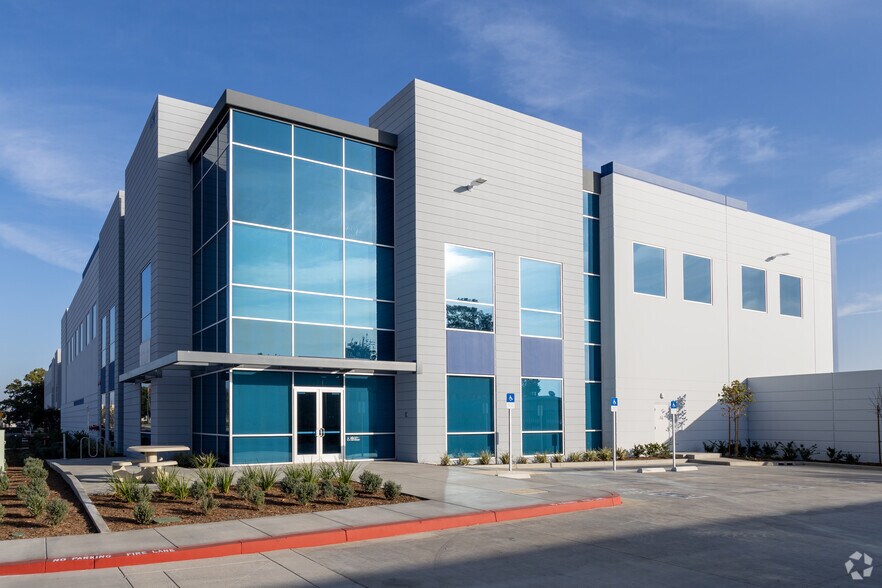 1630 E Holt Blvd, Ontario, CA à louer - Photo principale – Image 1 sur 10