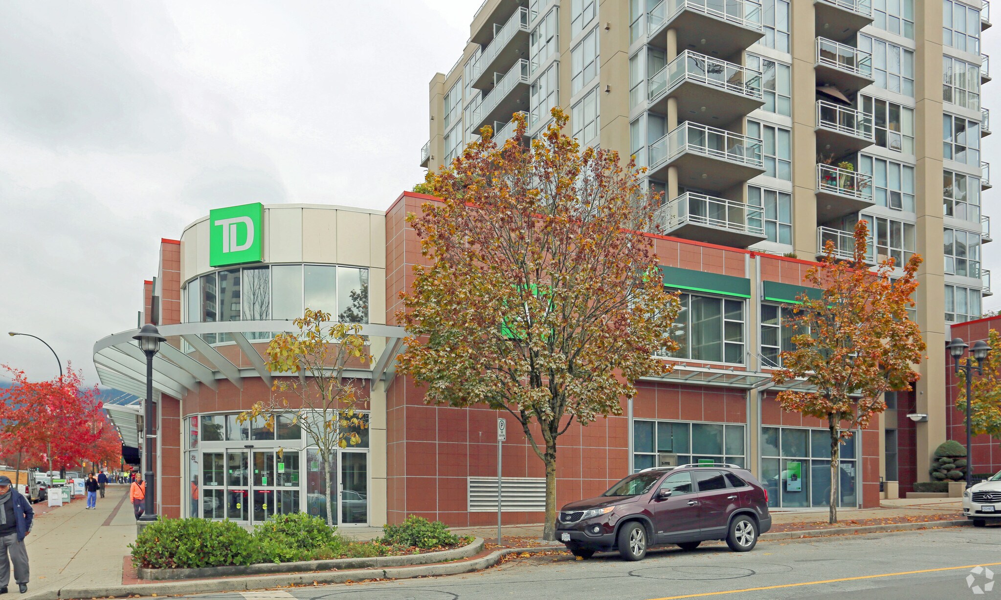 1400-1434 Lonsdale Ave, North Vancouver, BC à louer Photo principale– Image 1 sur 15