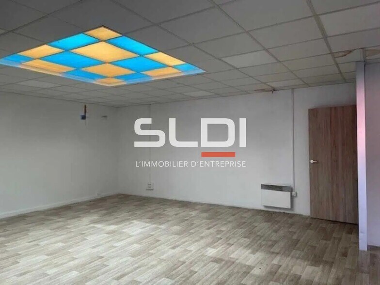 Local d’activités dans Vénissieux à louer - Photo de l’immeuble – Image 2 sur 7