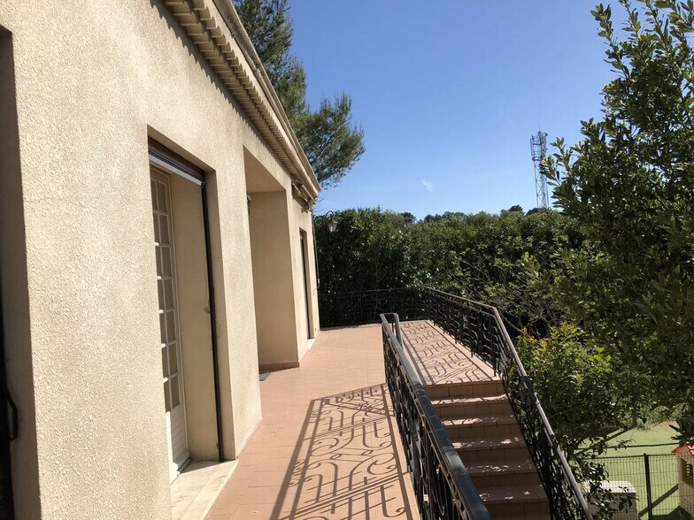 110 Chemin Du Camp De Sarlier, Aubagne à louer - Photo de l’immeuble – Image 1 sur 5