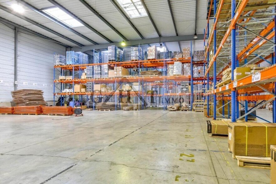 Industriel/Logistique dans Saint-Thibault-des-Vignes à louer - Photo de l’immeuble – Image 1 sur 2