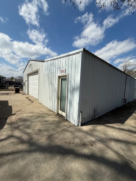 16004 E 23rd St S, Independence, MO à louer - Photo de l’immeuble – Image 3 sur 18