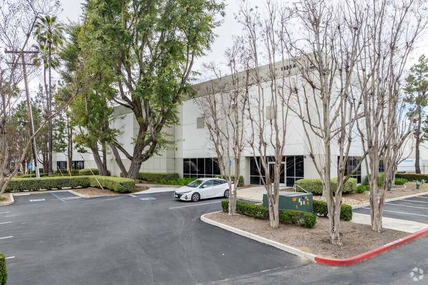 1335 Philadelphia St, Pomona, CA à louer - Photo principale – Image 1 sur 8