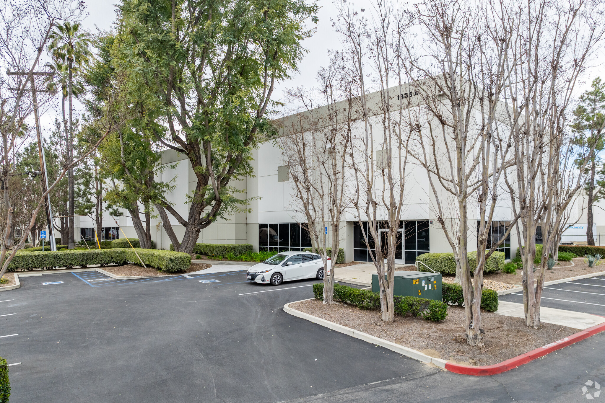 1335 Philadelphia St, Pomona, CA à louer Photo principale– Image 1 sur 9