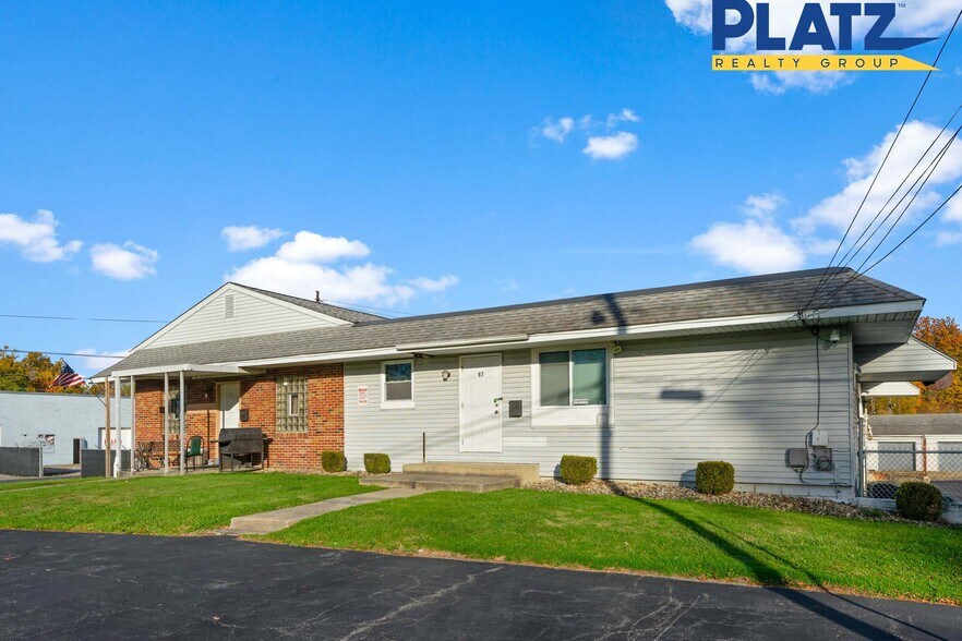 47 Oak Knoll Dr, Hubbard, OH à louer - Photo de l’immeuble – Image 1 sur 18