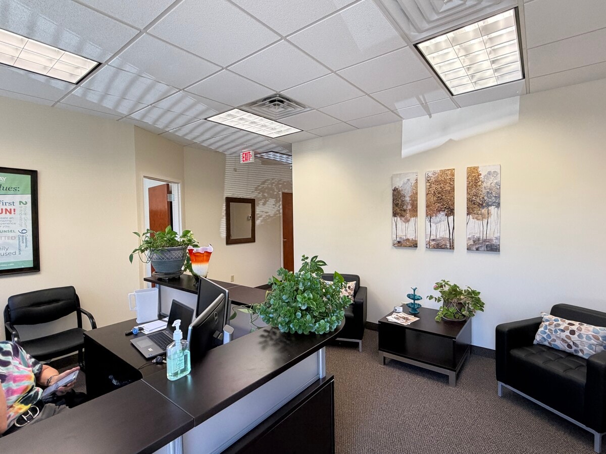 3810 N Elm St, Greensboro, NC 27455 - Lot 208 - - Photo intérieure - Image 1 of 5