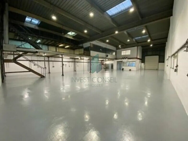 Local d’activités dans Aubervilliers à louer - Photo de l’immeuble – Image 1 sur 5