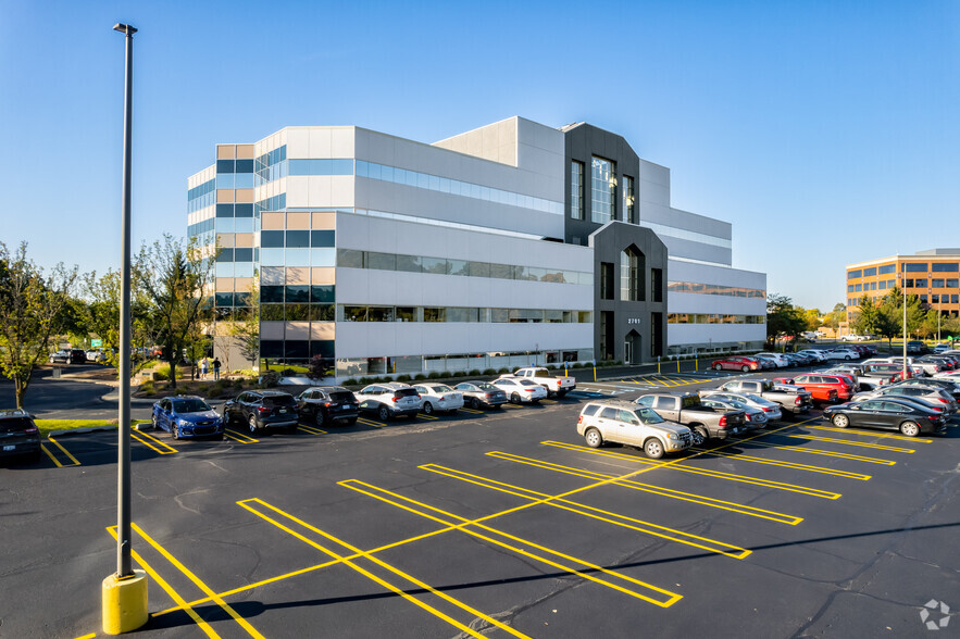 2701 Cambridge Ct, Auburn Hills, MI à louer - Photo de l’immeuble – Image 2 sur 12