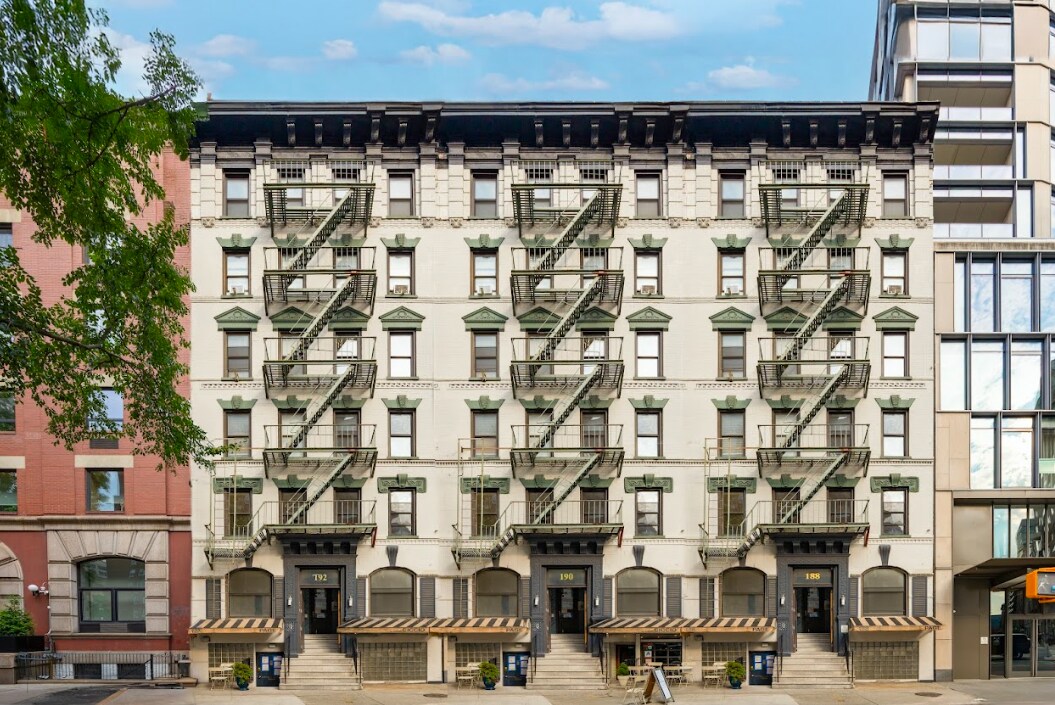 188-192 Avenue of the Americas, New York, NY à louer Photo principale– Image 1 sur 4