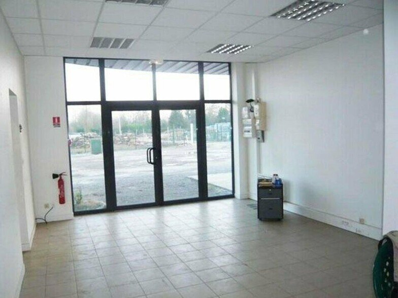 Local d’activités dans Damigny à louer - Photo de l’immeuble – Image 3 sur 4
