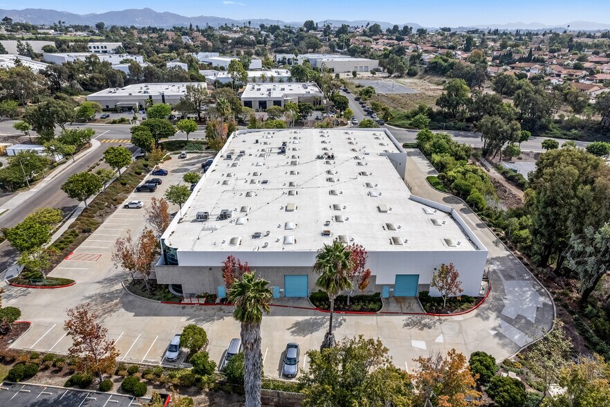2625 Temple Heights Dr, Oceanside, CA à vendre - Photo de l’immeuble – Image 2 sur 9