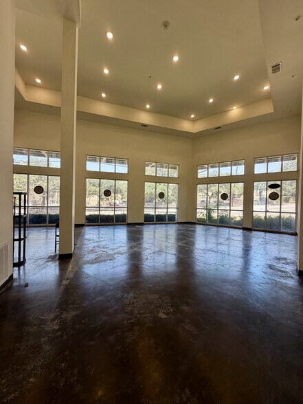 3230 Hillcrest Dr, Balcones Heights, TX à louer - Photo de l’immeuble – Image 3 sur 10