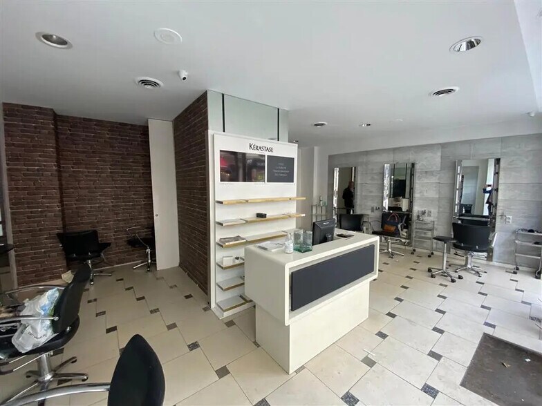 Local commercial dans Paris à louer - Photo de l’immeuble – Image 2 sur 5