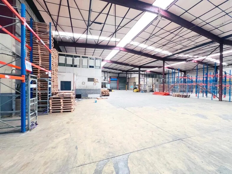 Local d'activités dans Plaisir à vendre - Photo de l’immeuble – Image 3 sur 7