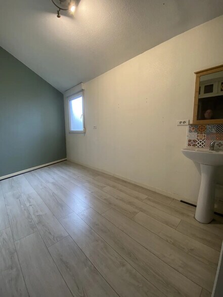 Local d'activités dans Thaon-les-Vosges à vendre - Photo de l’immeuble – Image 3 sur 5