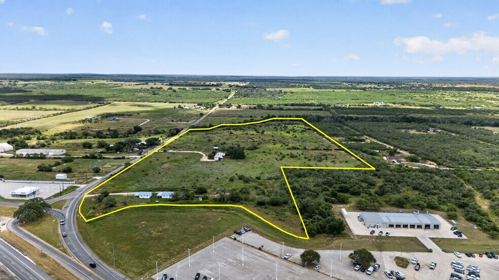 180 County Road 777, Devine, TX à vendre - Photo de l’immeuble – Image 3 sur 23