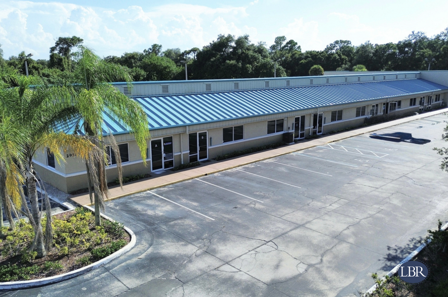2911 Dusa Dr, Melbourne, FL à louer - Photo de l’immeuble – Image 3 sur 5