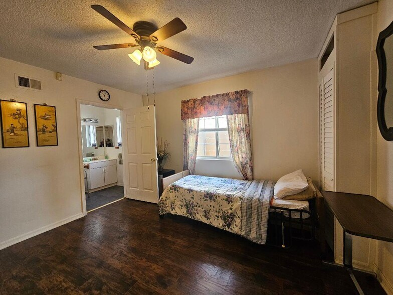 17441 Hiawatha St, Granada Hills, CA à vendre - Photo de l’immeuble – Image 3 sur 11