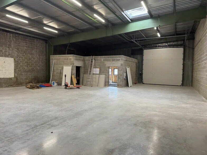 Local d’activités dans Genas à louer - Photo de la construction – Image 2 sur 7