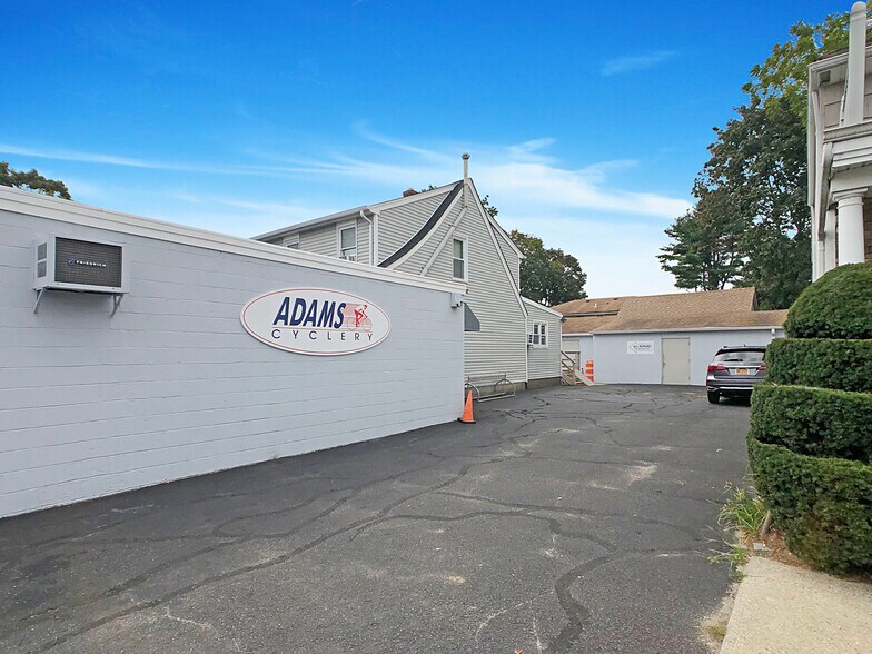 270 Larkfield Rd, East Northport, NY à vendre - Photo de l’immeuble – Image 3 sur 33