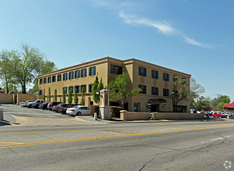 1560 E 21st St, Tulsa, OK à louer - Photo principale – Image 1 sur 2