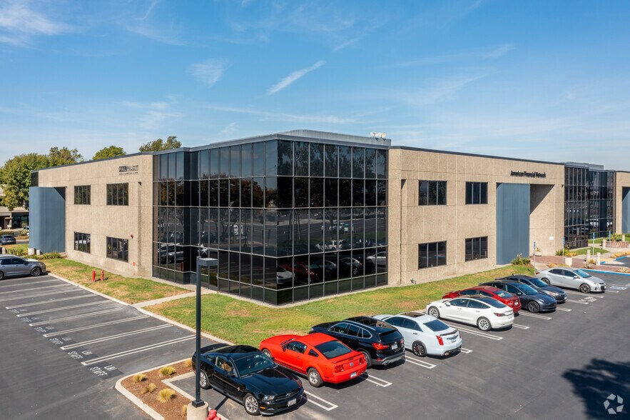 15991 Red Hill Ave, Tustin, CA à louer - Photo de l’immeuble – Image 2 sur 4