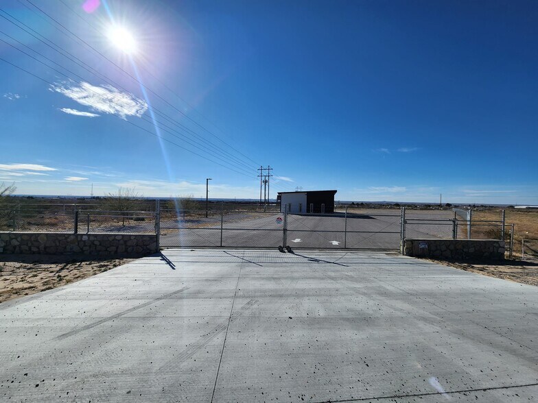 22950 Stern dr, Anthony, NM à louer - Photo de l’immeuble – Image 3 sur 14