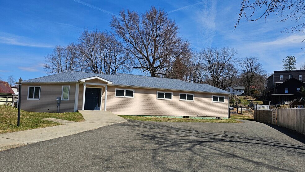 11 Elm St, Philmont, NY à vendre - Photo principale – Image 1 sur 16