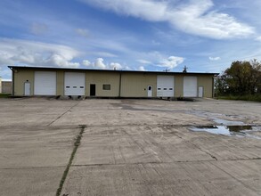 903 Industrial St, Clute, TX à louer Photo de l’immeuble– Image 1 sur 4