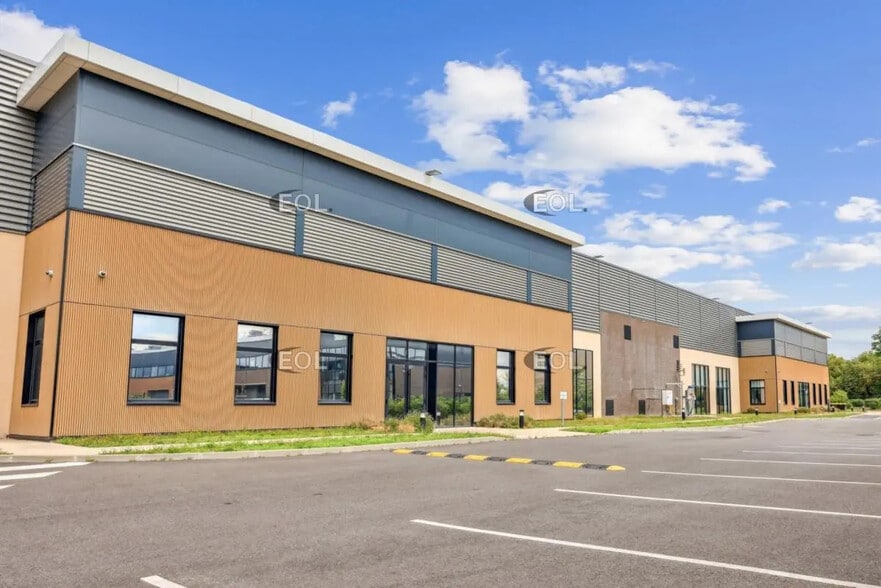 Local d’activités dans Sucy-en-Brie à louer - Photo de l’immeuble – Image 2 sur 22