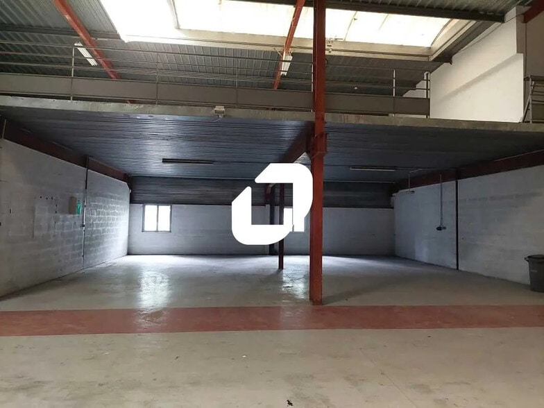 Local d’activités dans Coignières à louer - Photo de l’immeuble – Image 3 sur 11