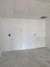 3425 Radio Rd, Naples, FL à louer Photo intérieure– Image 2 sur 4