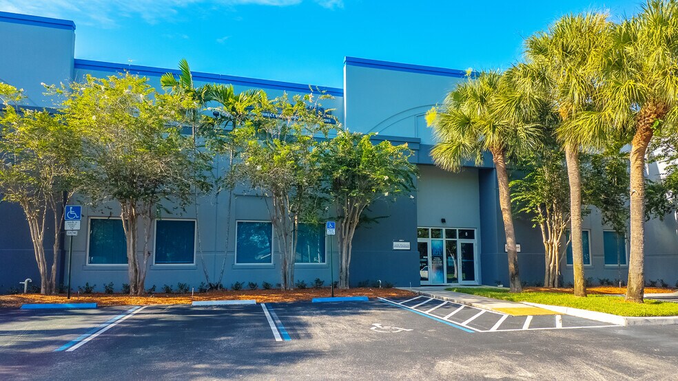 4801 Johnson Rd, Coconut Creek, FL à louer - Photo de l’immeuble – Image 3 sur 7