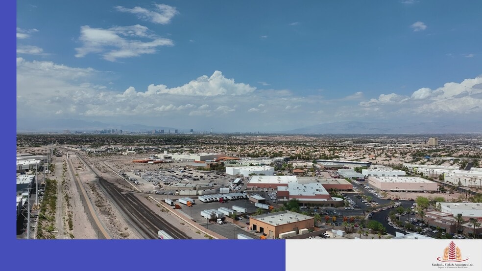 60 Corporate Park Dr, Henderson, NV à louer - Vidéo sur l’annonce professionnelle – Image 2 sur 15