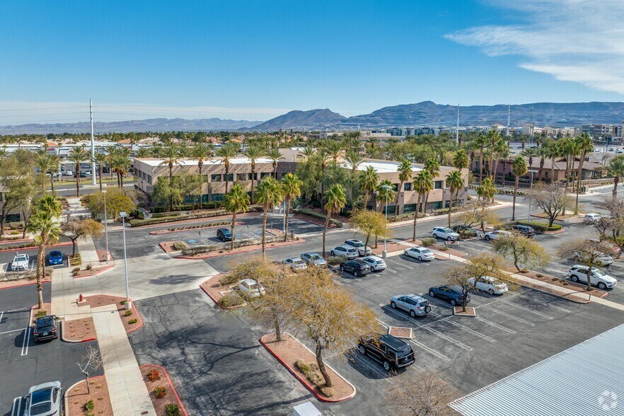 701 N Green Valley Pky, Henderson, NV à vendre - Photo de l’immeuble – Image 2 sur 18
