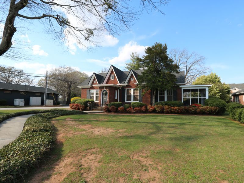 106 W Church St, Greer, SC à louer Photo principale– Image 1 sur 13