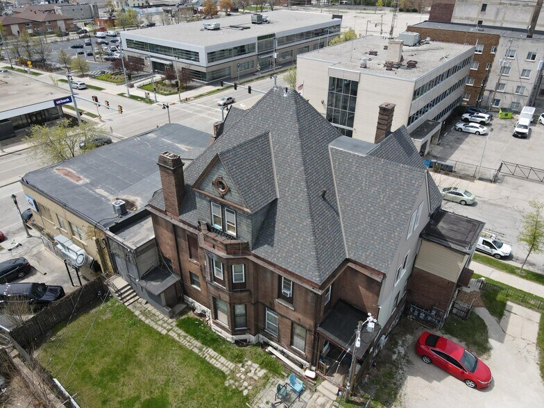 2532 W Wisconsin Ave, Milwaukee, WI à vendre - Photo de l’immeuble – Image 3 sur 20
