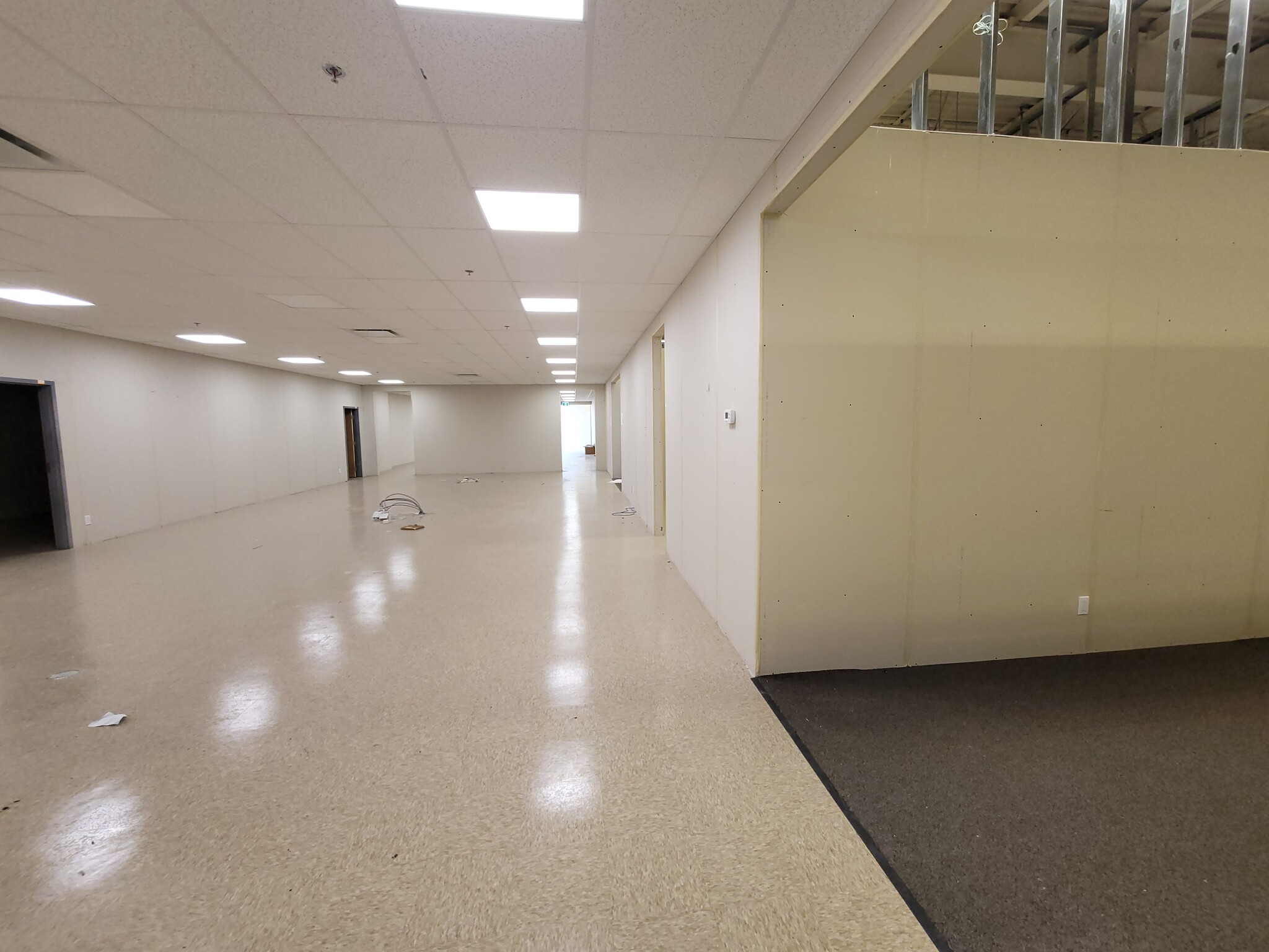5800 Boul Cavendish, Cote-St-Luc, QC à louer Photo intérieure– Image 1 sur 5
