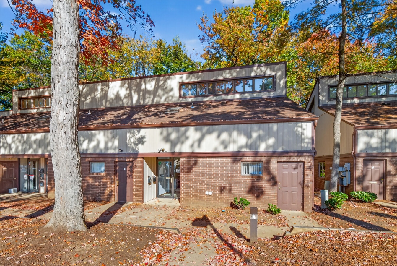 5-10 Brunswick Woods Dr, East Brunswick, NJ 08816 - Lot 6 - - Photo intérieure - Image 1 of 19