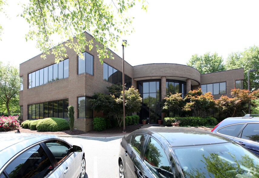 201 Commonwealth Ct, Cary, NC à vendre - Photo de l’immeuble – Image 2 sur 16