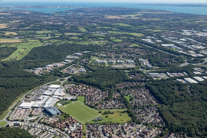 Bureau dans Fareham à louer - Photo de l’immeuble – Image 3 sur 19