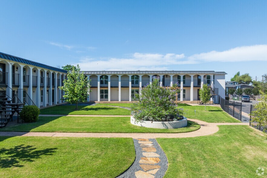 1105 Clayton Ln, Austin, TX à vendre - Photo principale – Image 1 sur 1