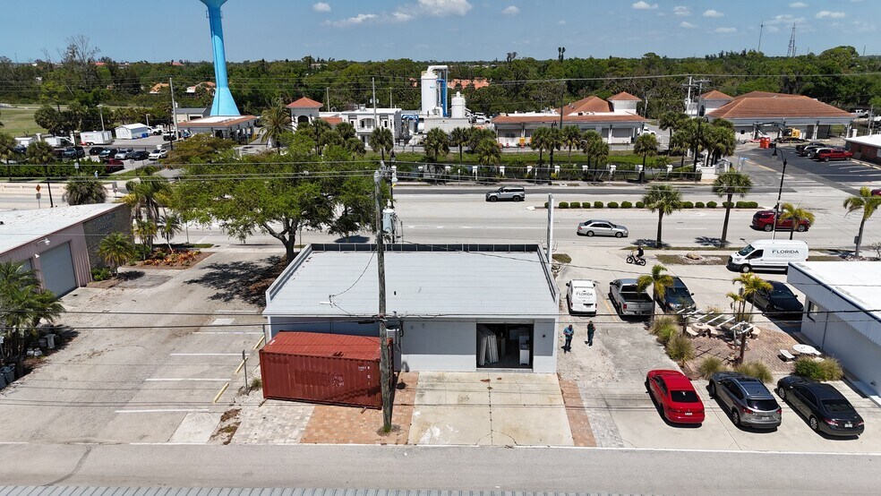 448 E Venice Ave, Venice, FL à louer - Photo de l’immeuble – Image 3 sur 12