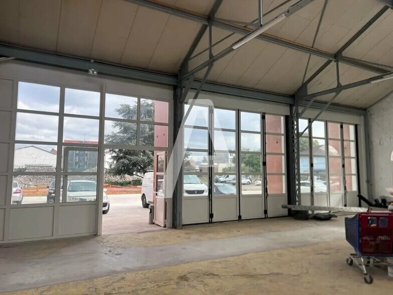 Local d’activités dans Ivry-sur-Seine à louer - Photo de l’immeuble – Image 3 sur 9
