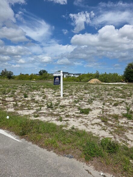 1419 4th Terrace Ter, Cape Coral, FL à vendre - Photo de l’immeuble – Image 2 sur 6
