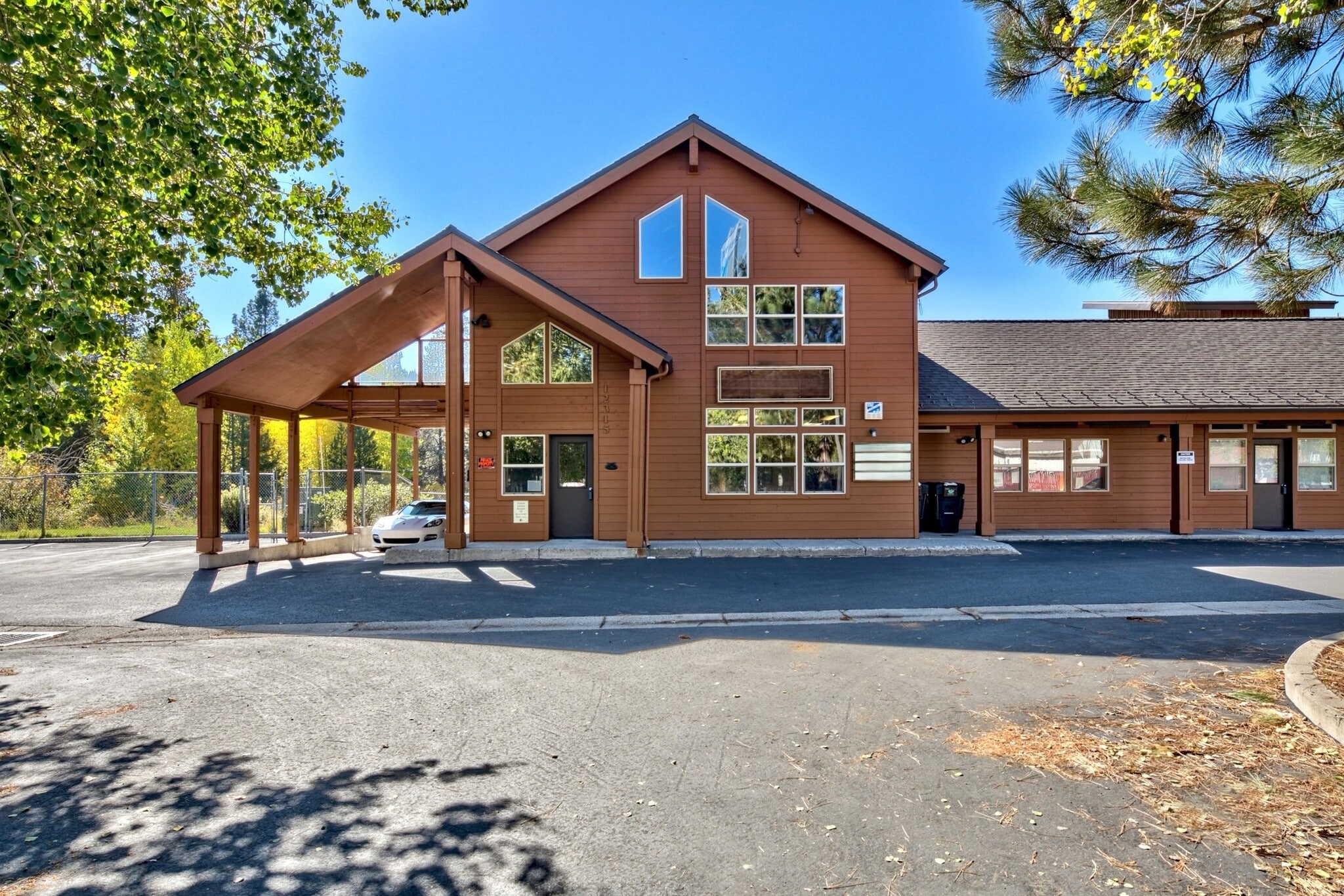 12315 Deerfield Dr, Truckee, CA à louer Photo de l’immeuble– Image 1 sur 16